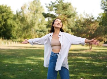 Woman standing freely outdoors symbolizing therapy without diagnosis and emotional relief